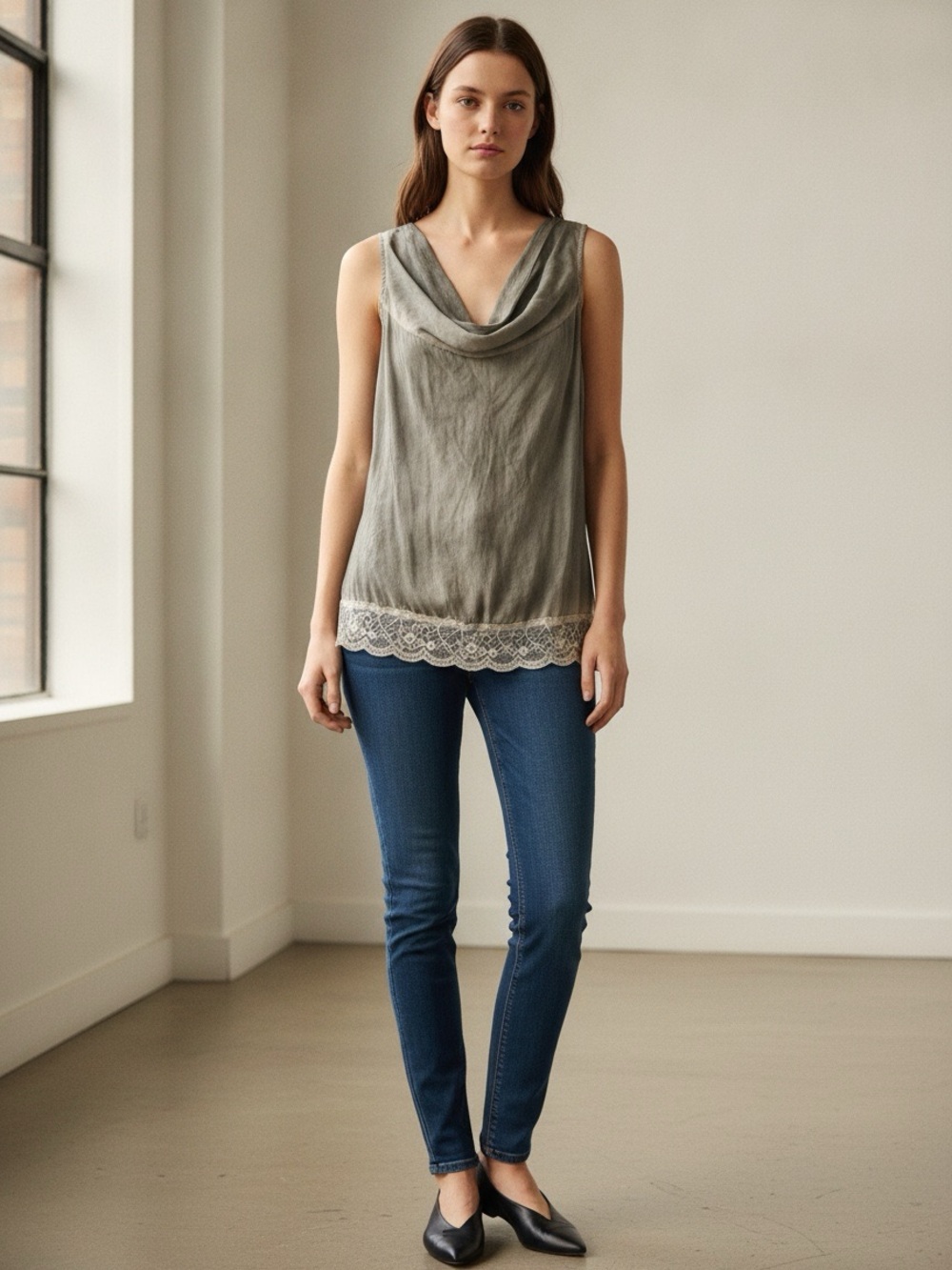 Lauren Vidal Sleeveless Gray Silk Tank Top
Size Medium